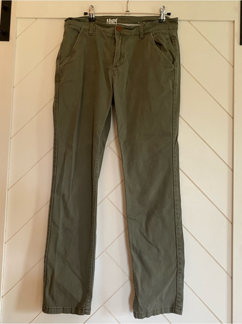 Mugsy Men's Olive Green Straight Chino Pants